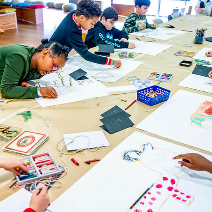 Leerlingen ontwerpen fabeldier tijdens hun klasbezoek aan het MAS