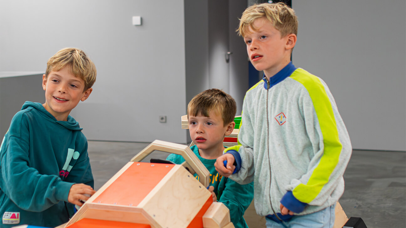 Jongens spelen met een houten raceauto