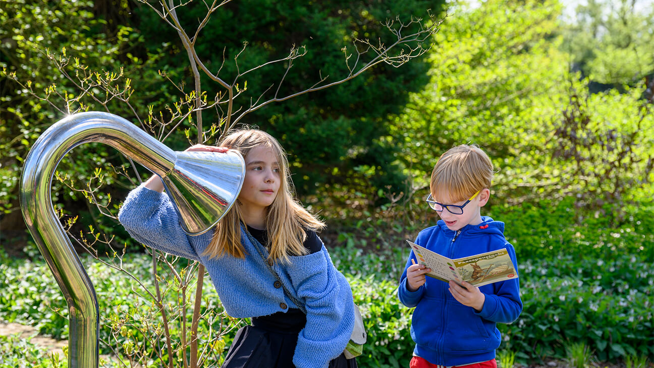 Kinderen tijdens de Paasspeurtocht in het arboretum van Kalmthout