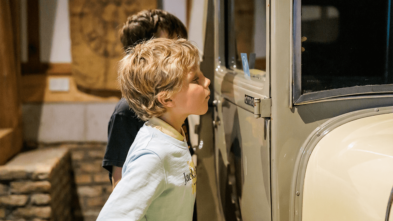 Kinderen kijken in een oven in het bakkerijmuseum