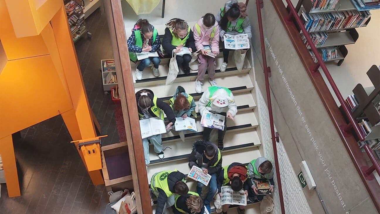 Kinderen op de trap in Bibliotheek Toni Coppers Sint-Truiden