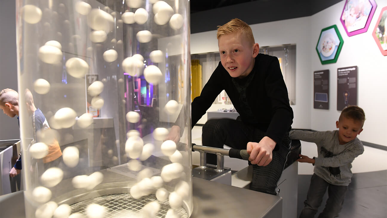 Jongen op een fiets in het Discovery museum