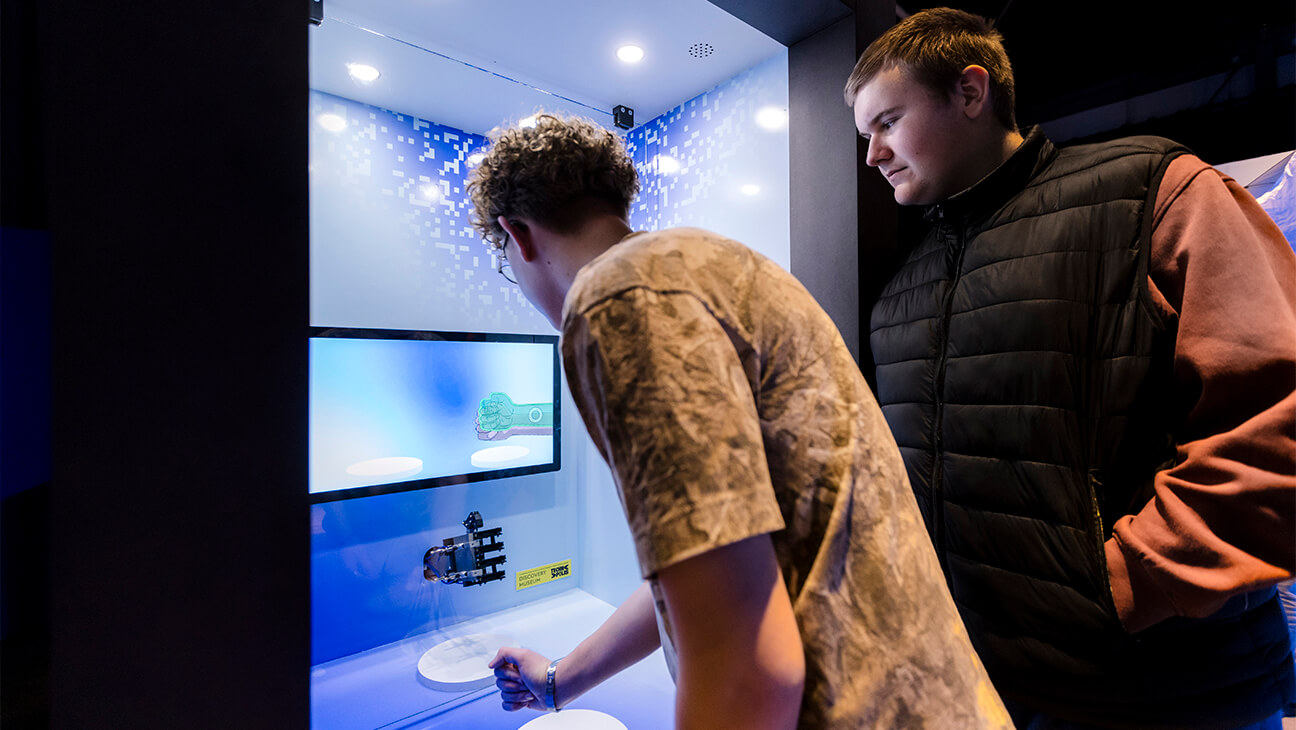 2 mannen in het discovery museum