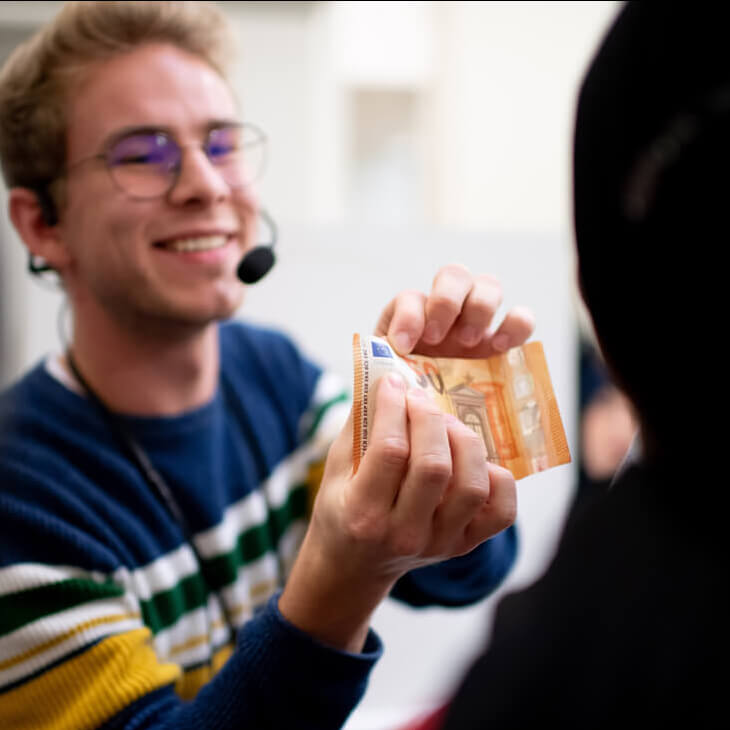 Gids toont eurobiljet aan leerlingen 4e-jaars Economie tijdens klasbezoek aan Op klasbezoek in het Museum van de Nationale Bank van België