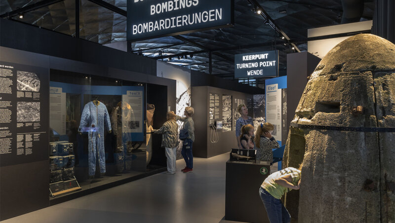 Bezoekers in een zaal van het Vrijheidsmuseum