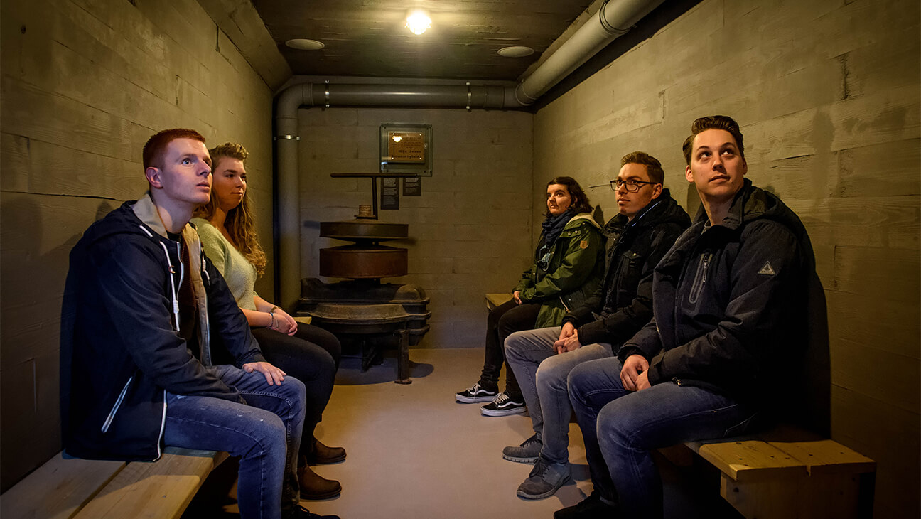 Bezoekers in bunker in het Vrijheidsmuseum