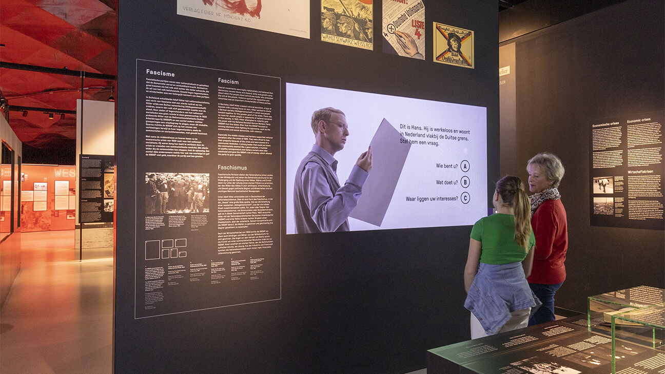 Bezoekers kijken naar een video in het Vrijheidsmuseum