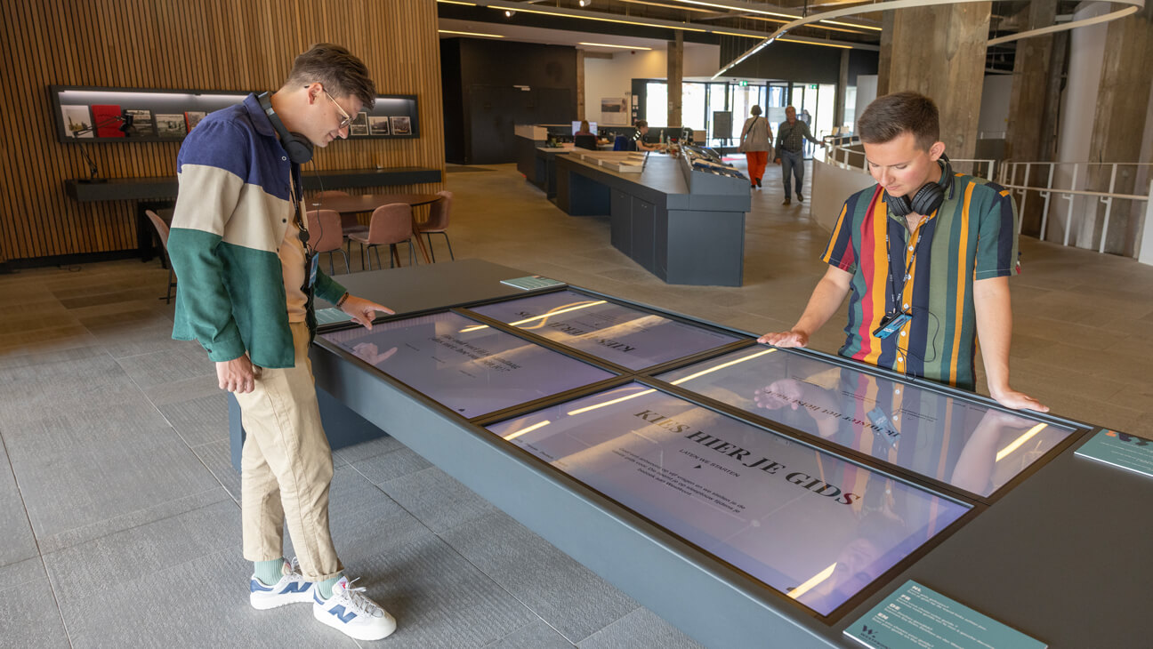 Bezoekers bekijken interactieve panelen in Westfront te Nieuwpoort