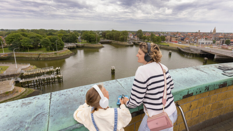 Bezoeker kijken buiten naar de ganzepoot nieuwpoort