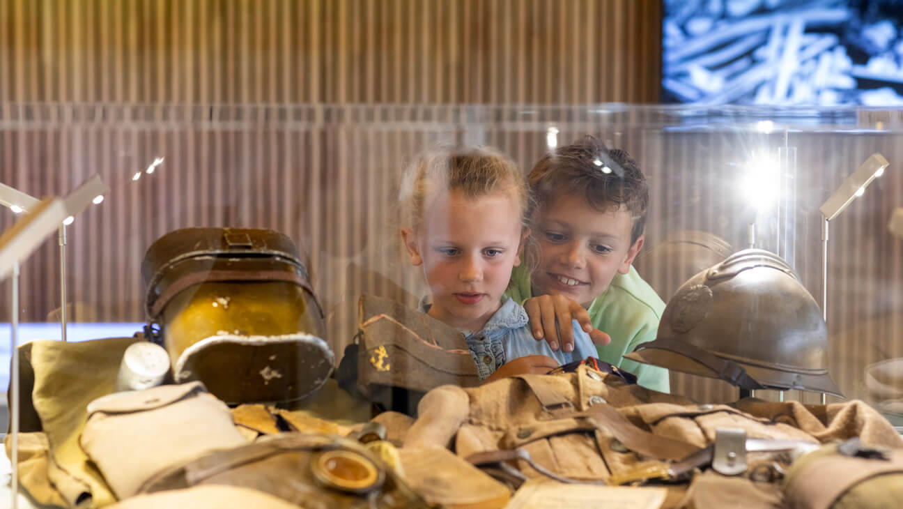 Kinderen kijken naar voorwerpen van een soldaat in Westfront te Nieuwpoort