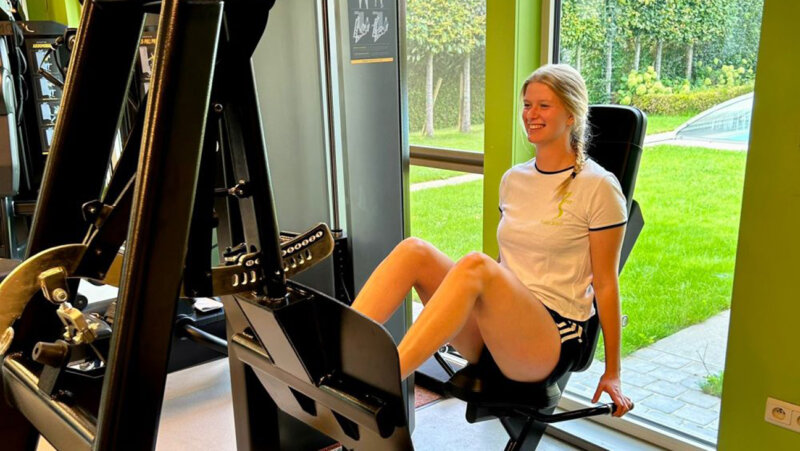 Vrouw op fitnesstoestel