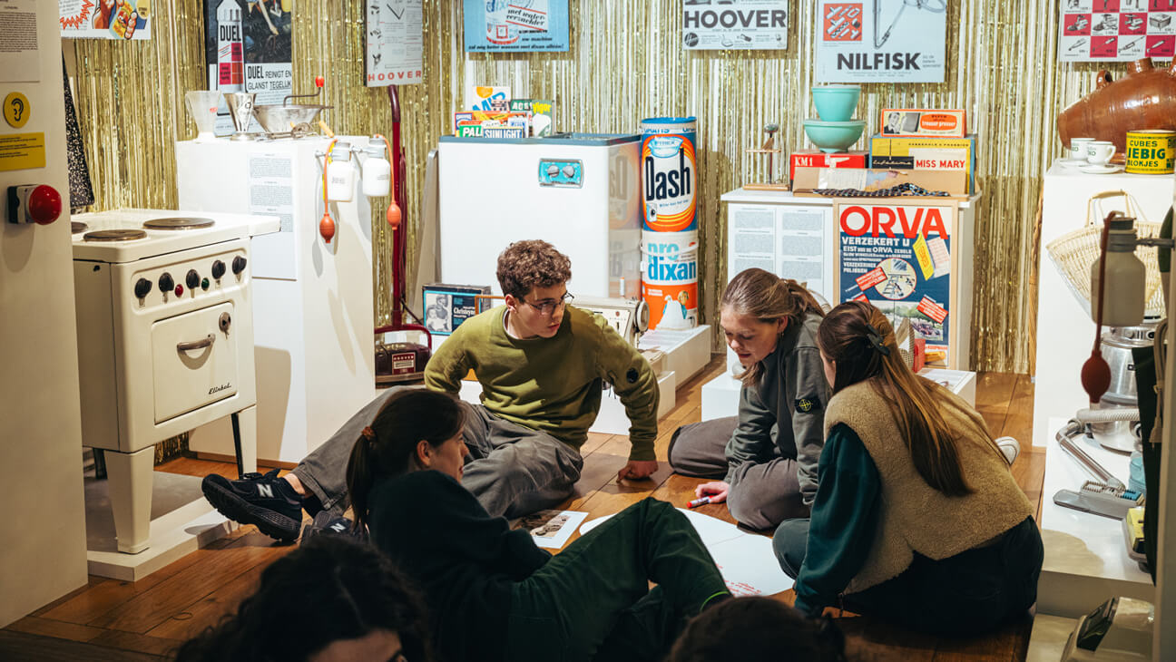 Leerlingen in gesprek in Huis van Alijn