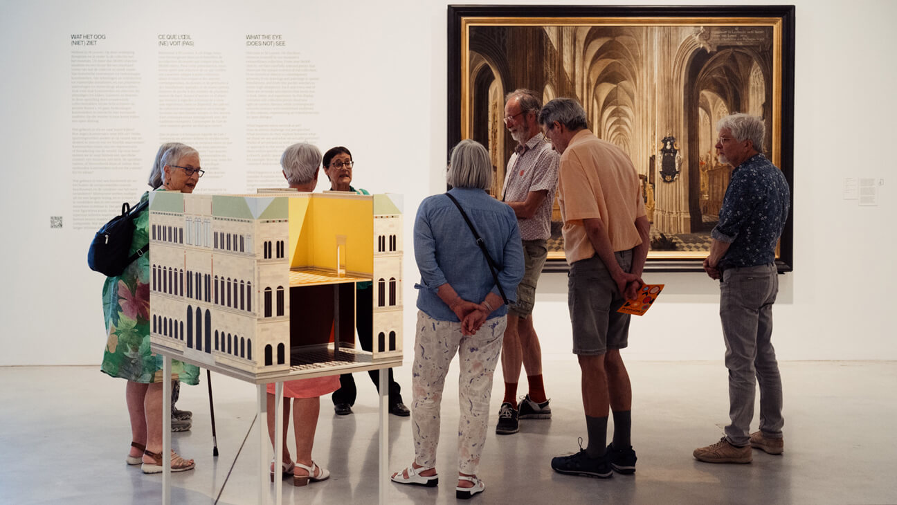 Bezoeker bekijken werken in M Leuven