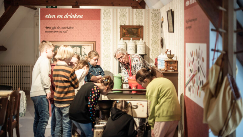 Kinderen op bezoek in het Volksmuseum Brugge