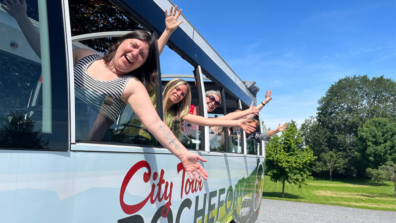 Mensen op een bus van City tour Rochefort