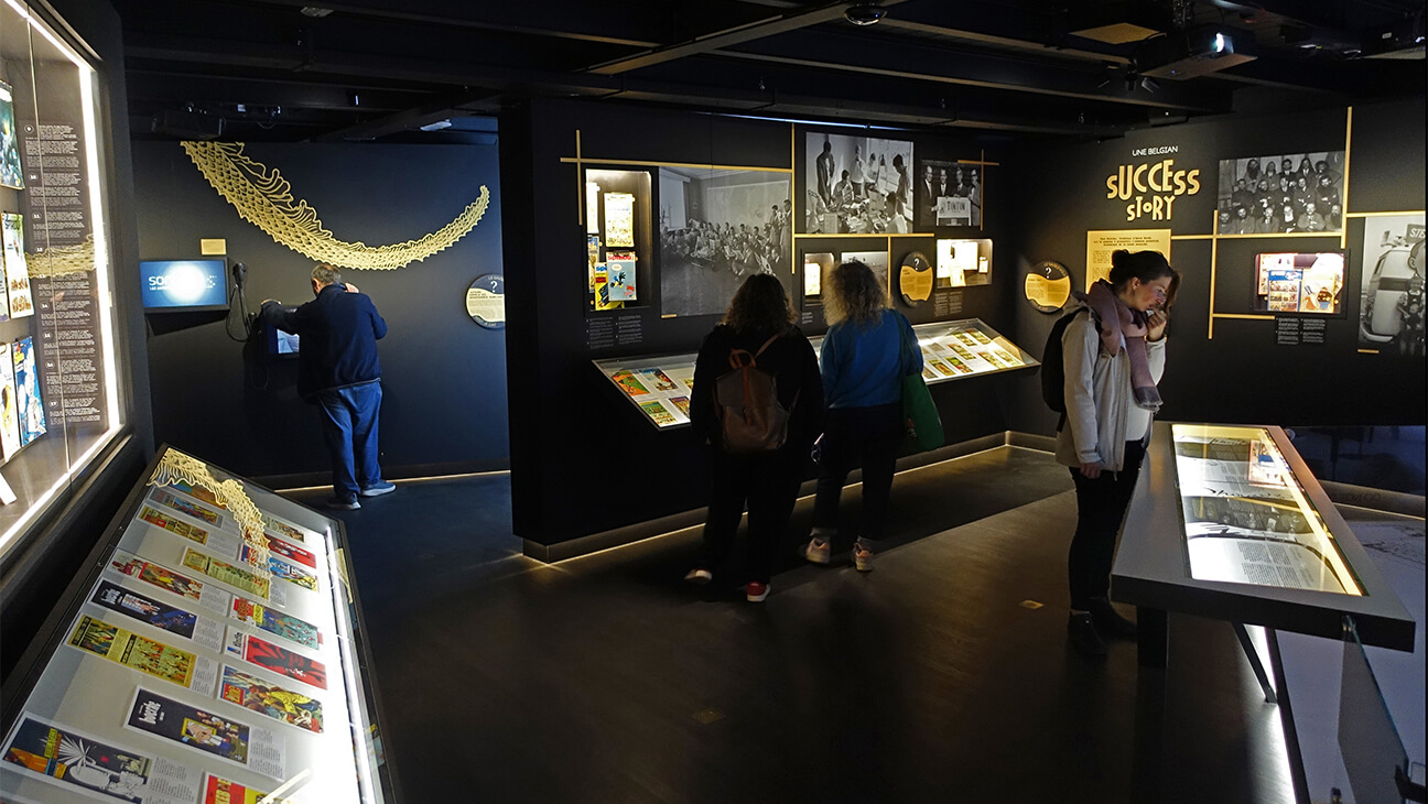 Bezoekers in een zaal in het stripmuseum