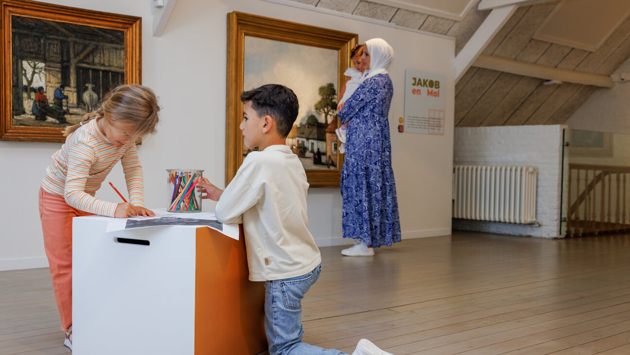 Bezoekers in het Jakob Smits Museum