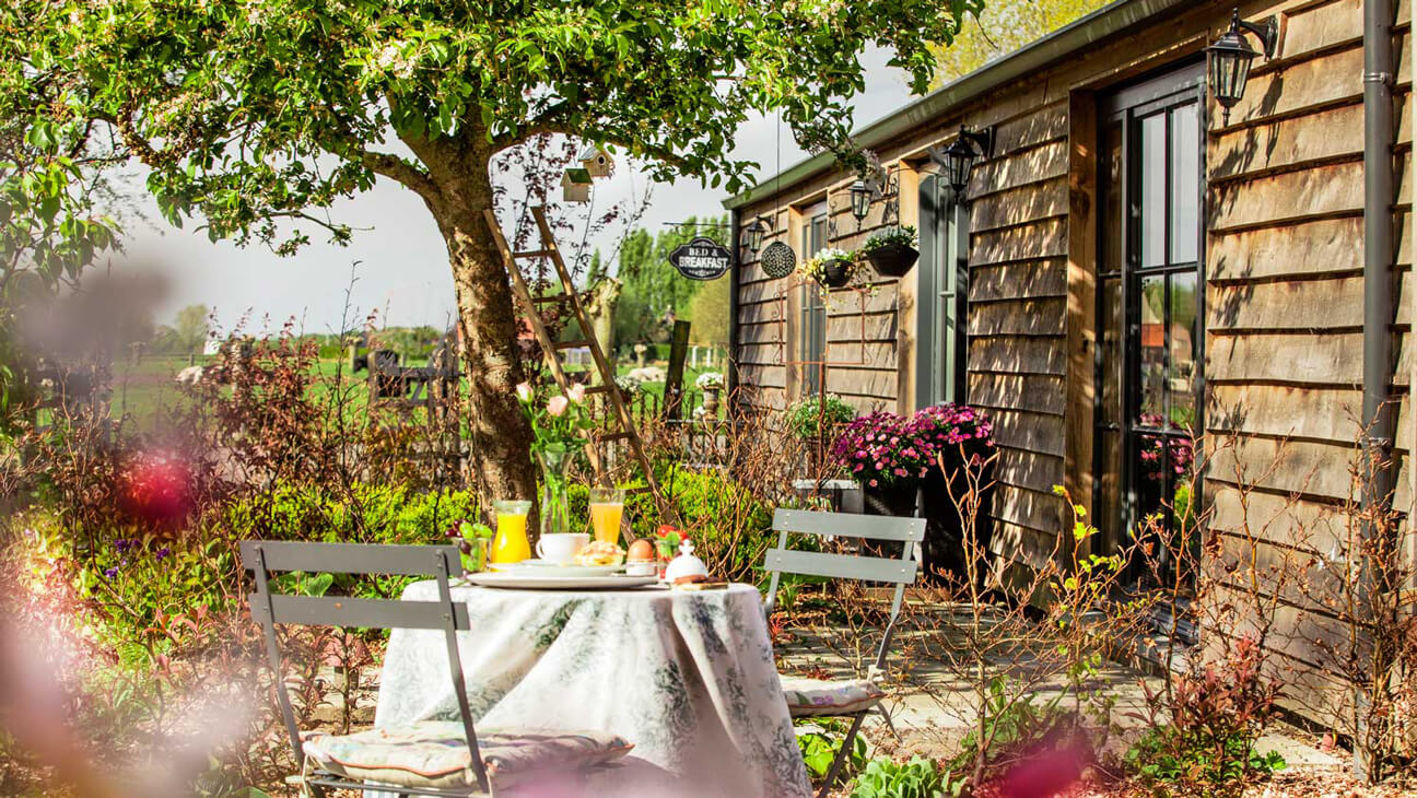 Ontbijt buiten op tafel van Bed & breakfast De Vossenbarm 