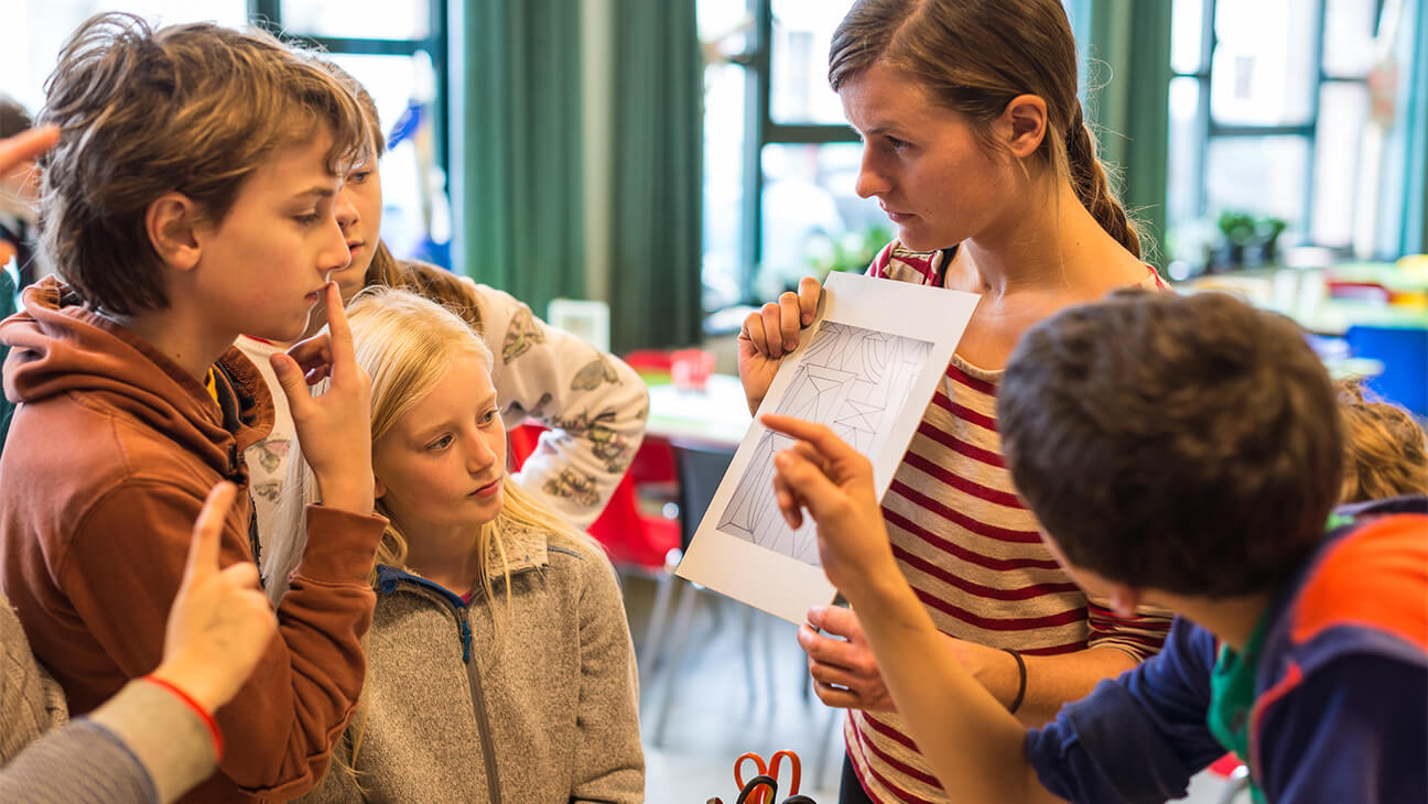 Klas bij een gids in S.M.A.K.