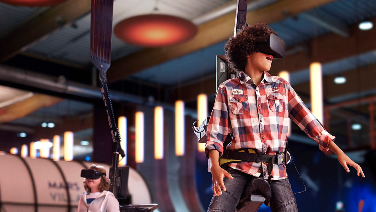 2 kinderen met VR-bril in Euro Space Center