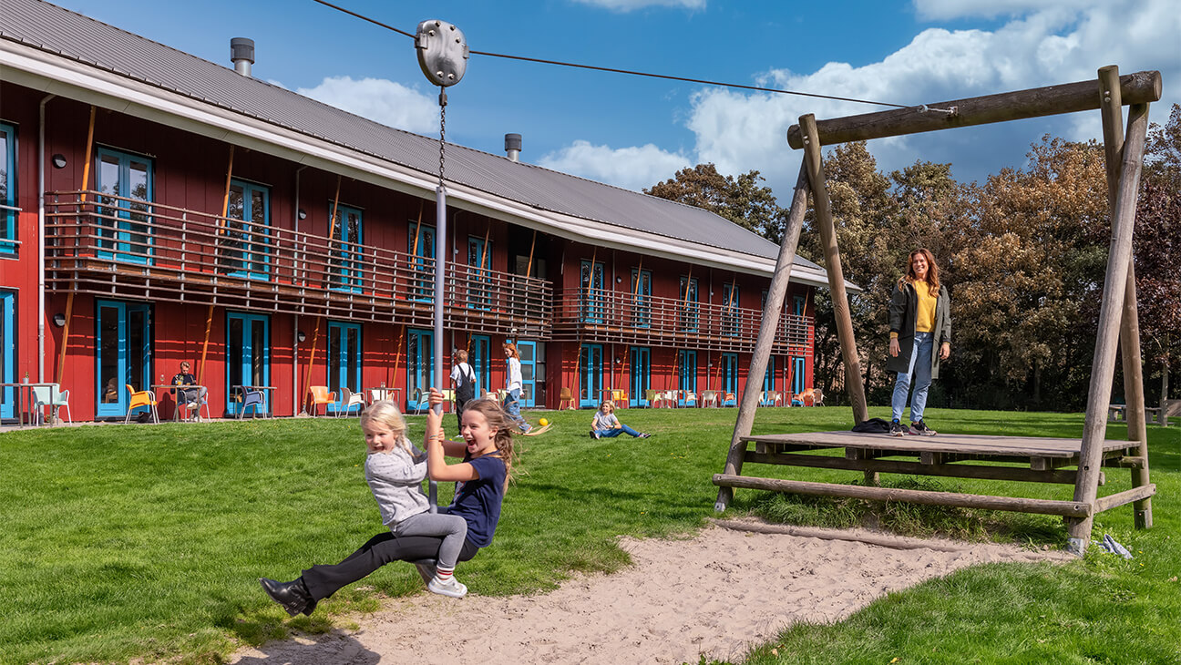 Kinderen op een speeltuin