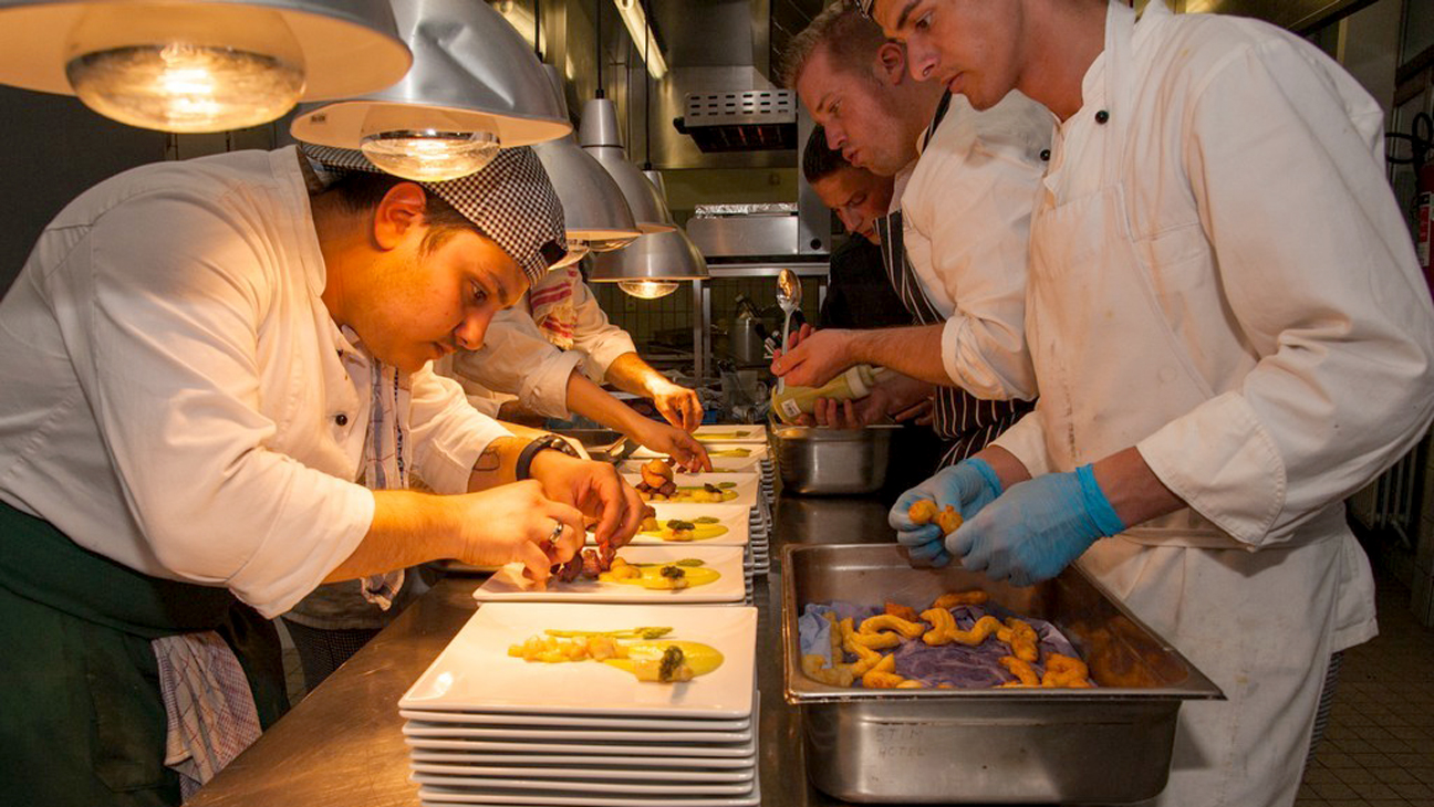 Leerlingen maken borden klaar in didactisch restaurant - BA Stassart 