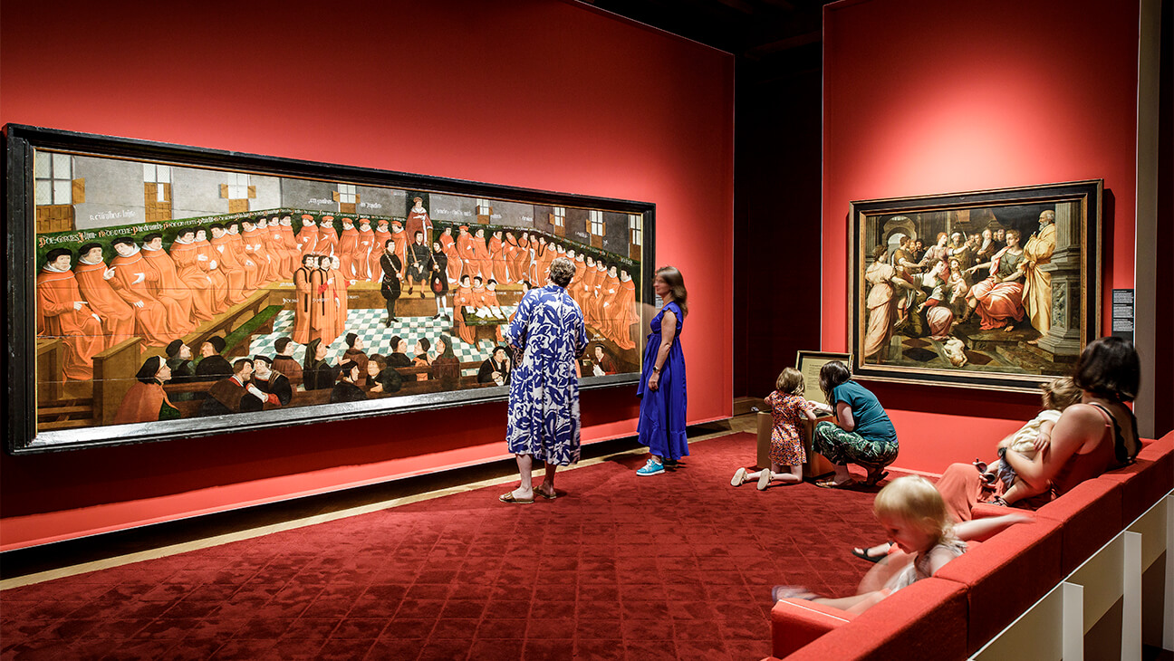 Bezoekers in een zaal met groot schilderij in hof van busleyden