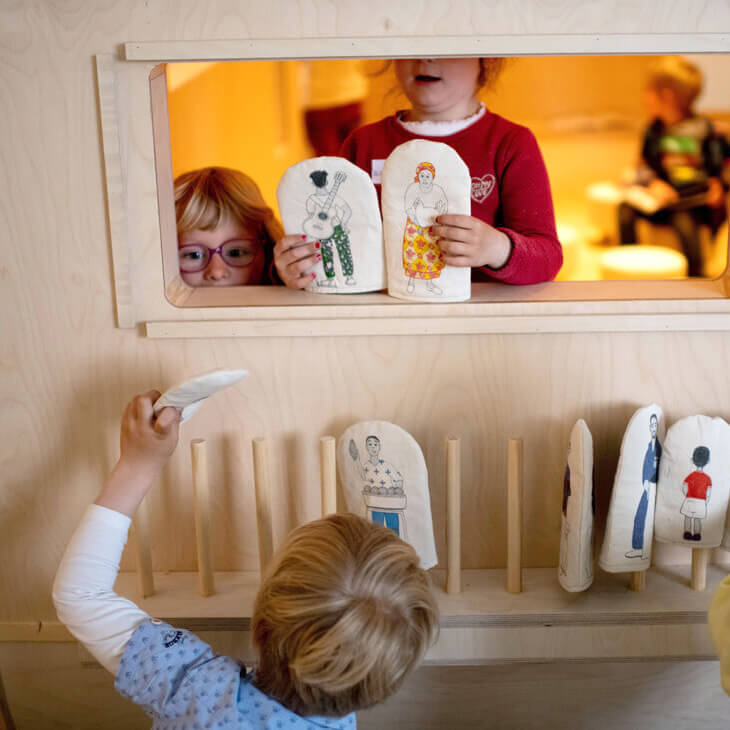 In de poppenkast maken de leerlingen kennis met verhalen