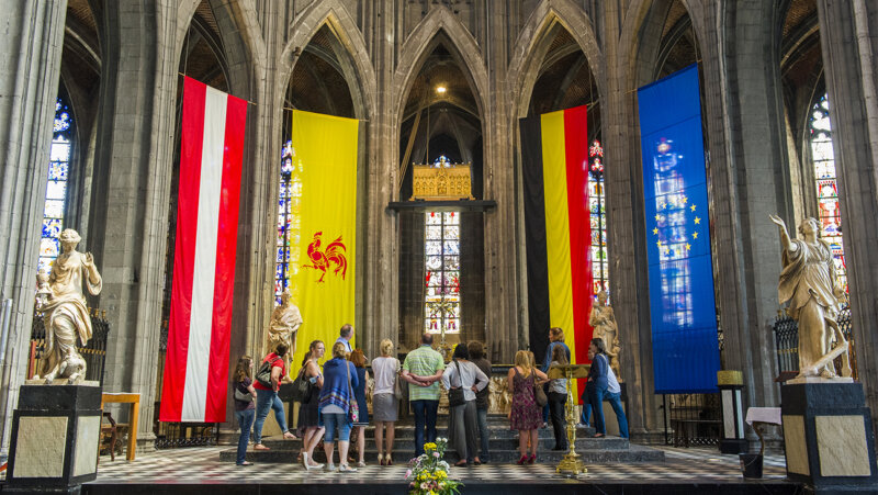 Mensen in de Collegiale kerk van Heilige Waudru