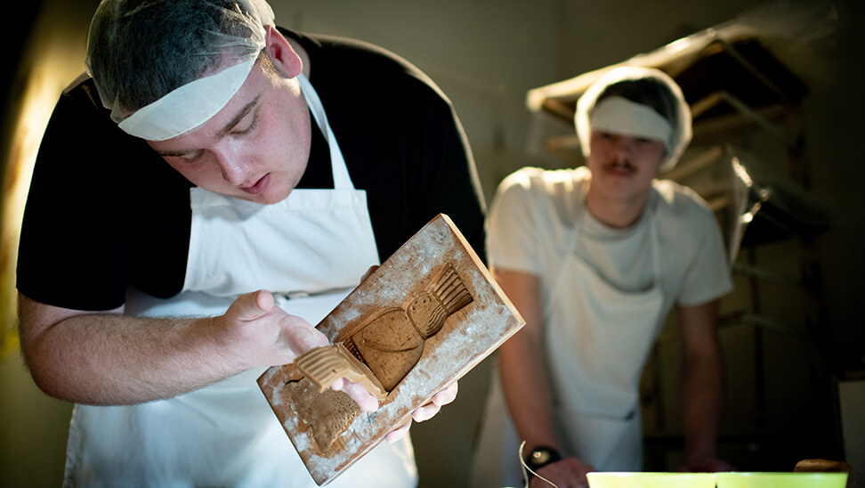 klas bezig met speculaas in Bakkerijmuseum Veurne