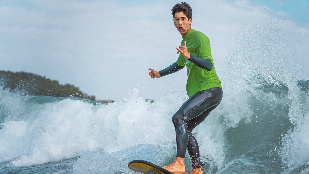 Jongen op een surfplank