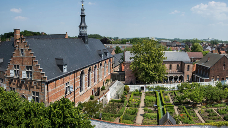 gebouwen en tuin van het hôpital Notre-Dame à la rose