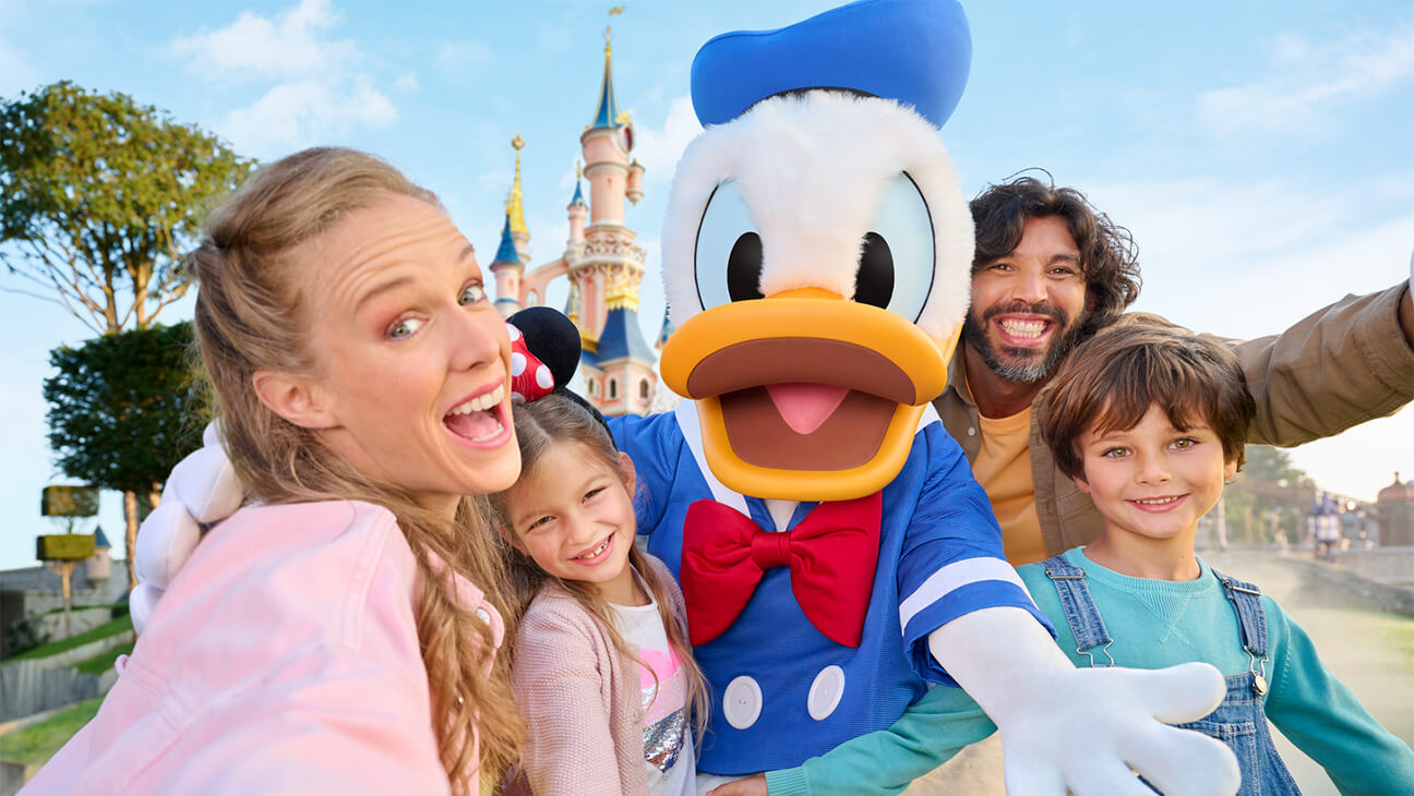 Gezin op de foto met Donald duck in Disneyland