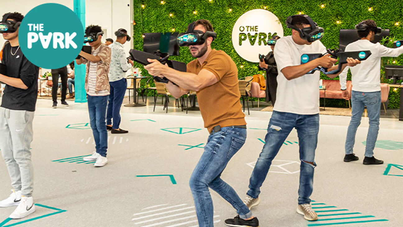 Klas speelt spel met VR-bril in the park playground