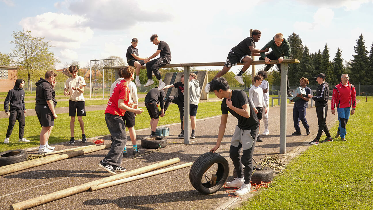 Klas op een hindernissenparcours