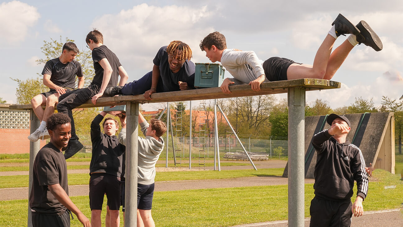 Klas op een hindernissenparcours