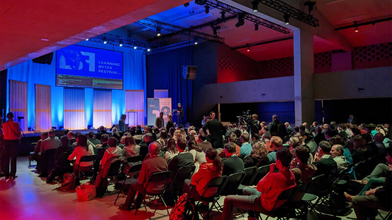 Zaal met publiek op het iMec Learning Bytes Festival in Kortrijk