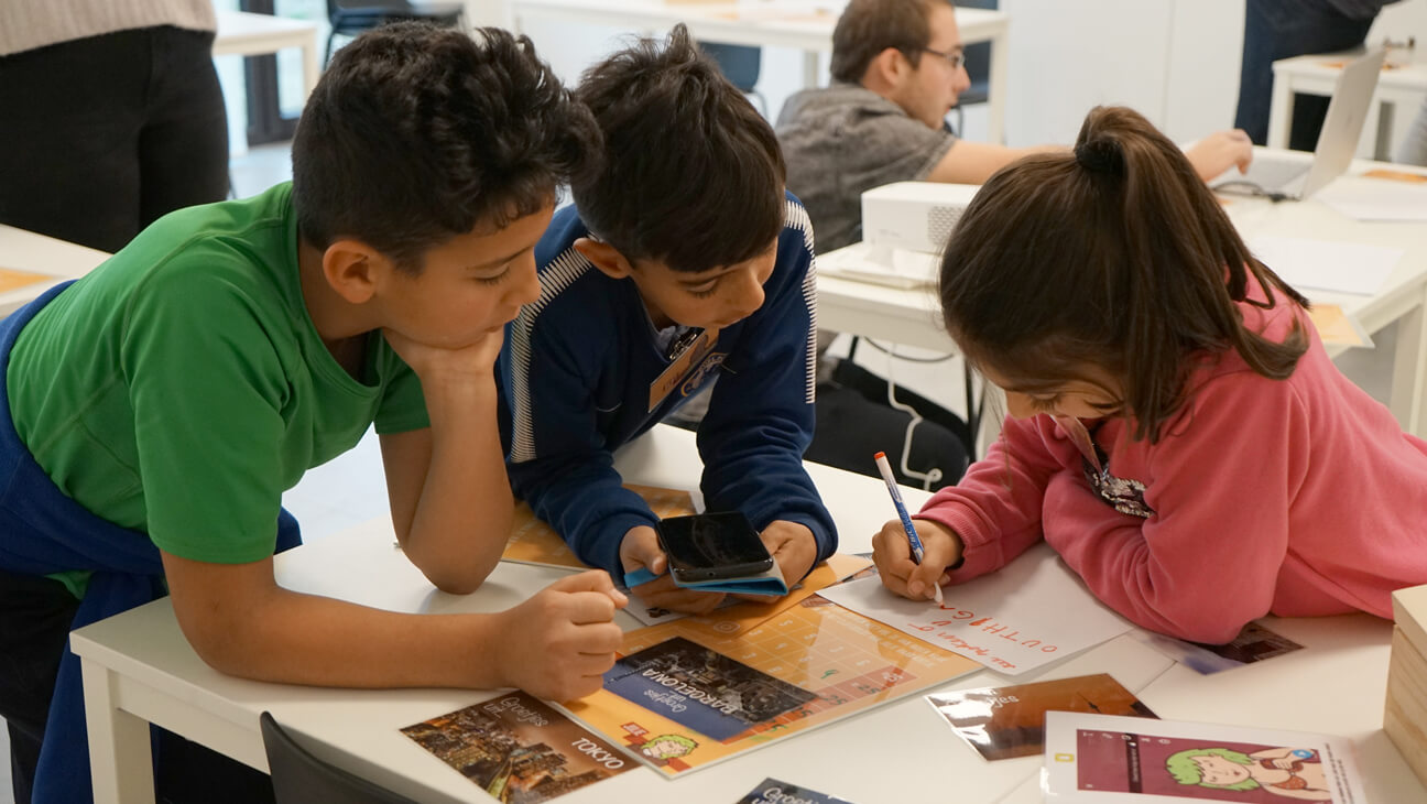 Leerlingen spelen educatief spel van de aanstokerij