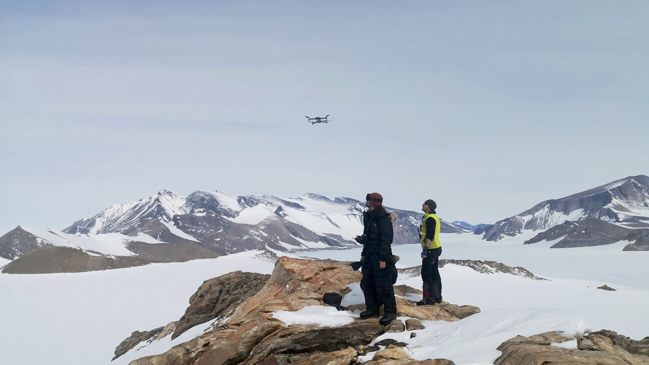 Drone vliegt over ijslandschap  op Antarctica