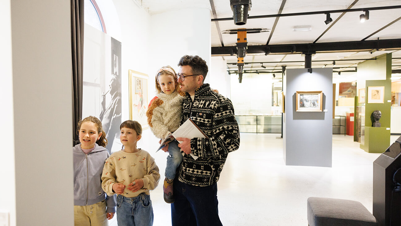 Gezin bezoekt de Expo Louis Thevenet. Een leven in kleur