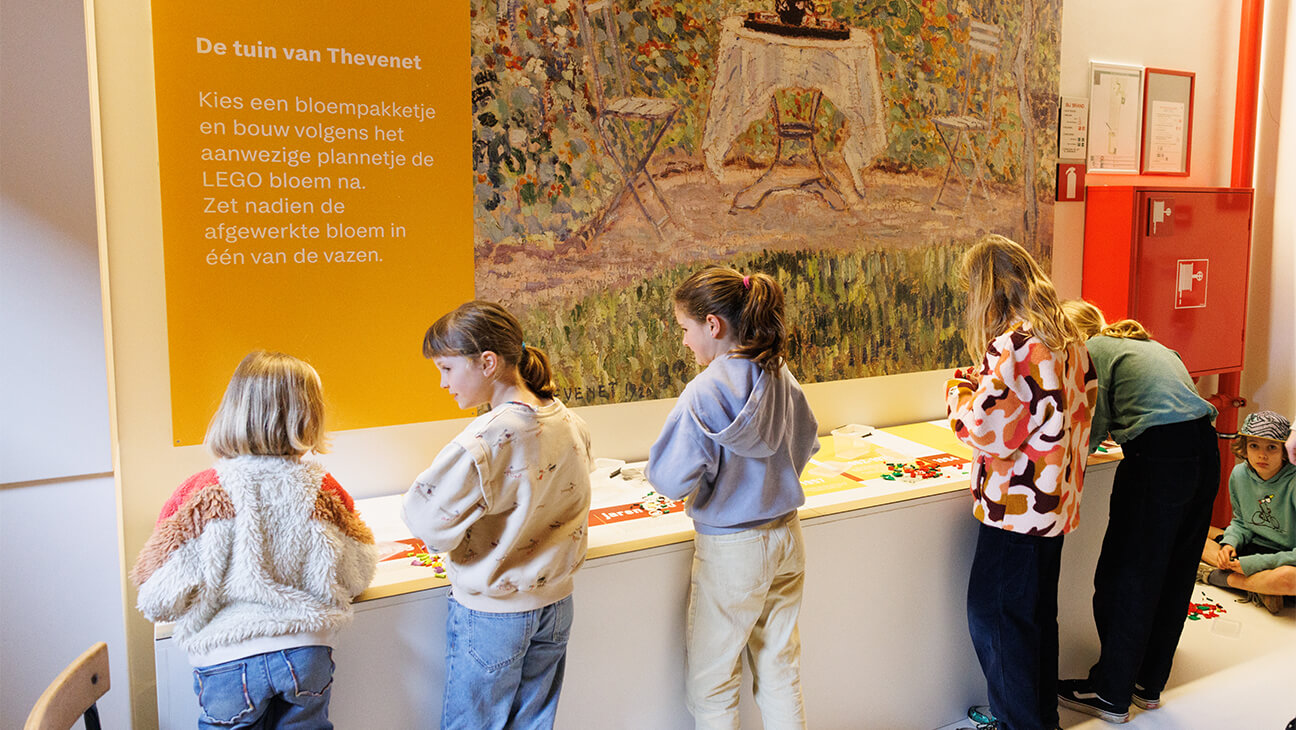 Kinderen bezoeken de Expo Louis Thevenet. Een leven in kleur