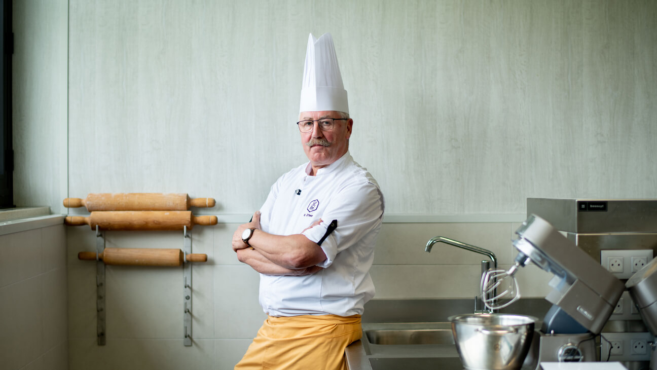 Portret van Hans D'heer, leraar banket- en dieetbakkerij in Ter Groene Poorte in Brugge