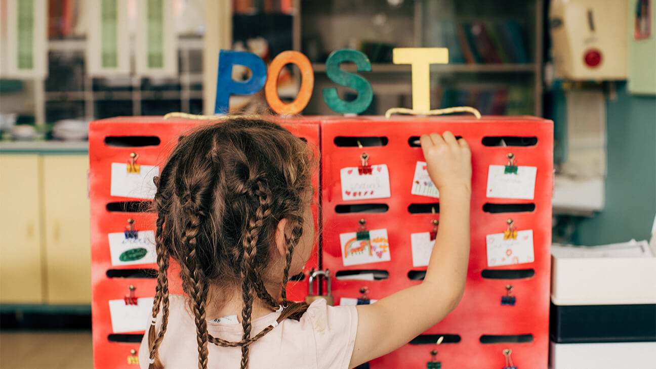 Leerling voor een postvak