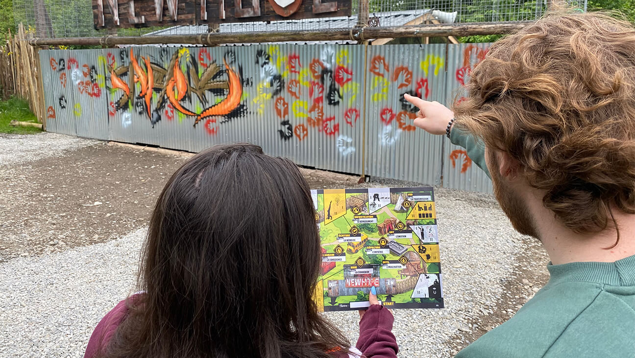 2 bezoekers spelen reuze bordspel tijdens expo 'Sapiens got Talent'