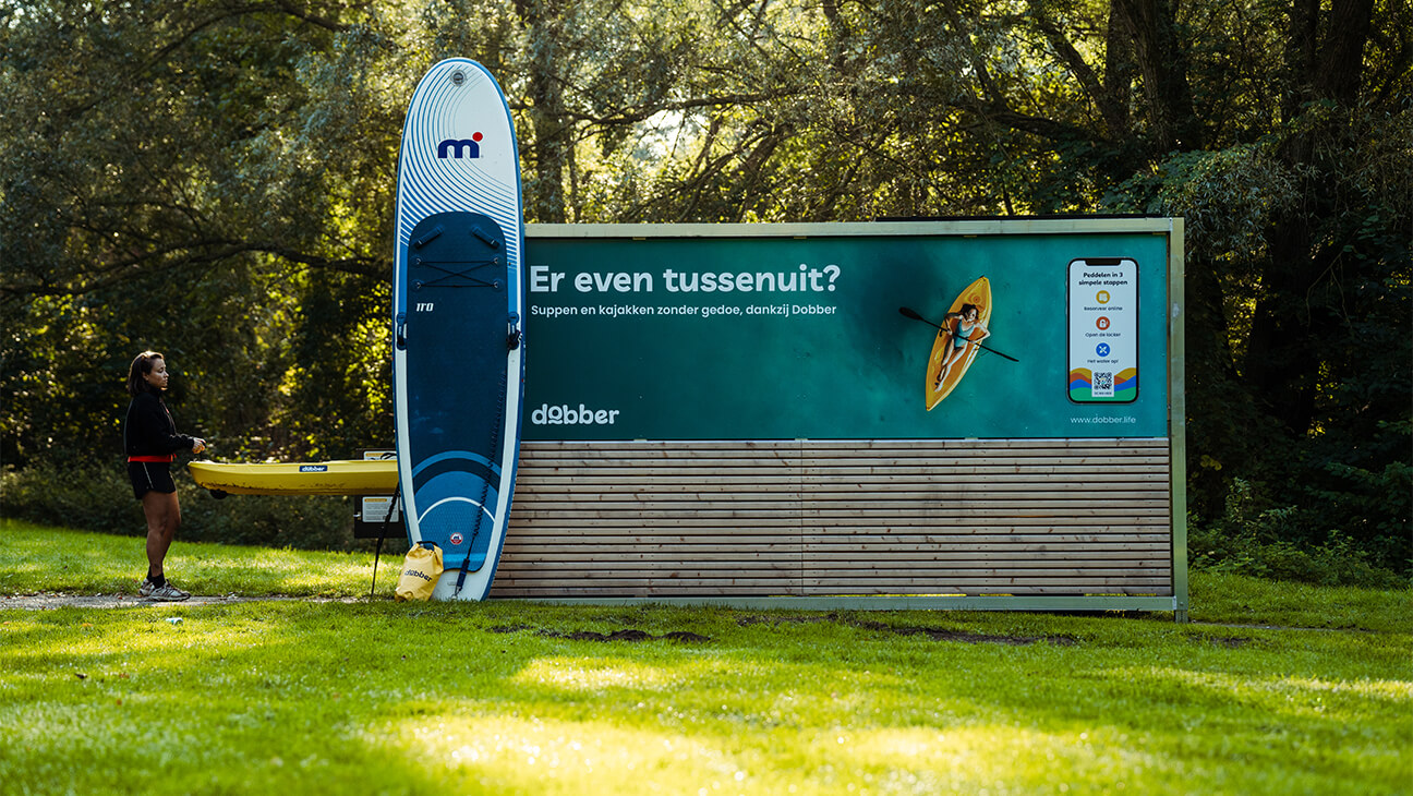 Kajak bij een reclamebord van Dobber