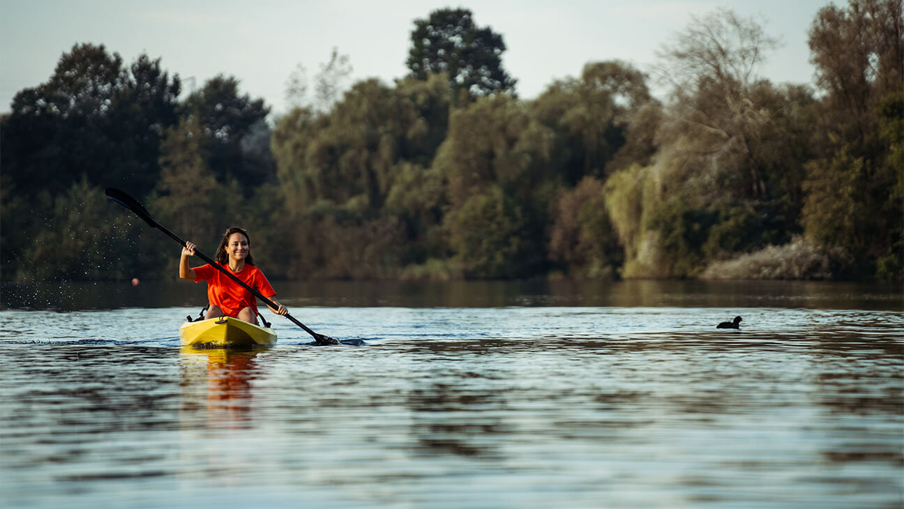 Vrouw in een kajak op het water