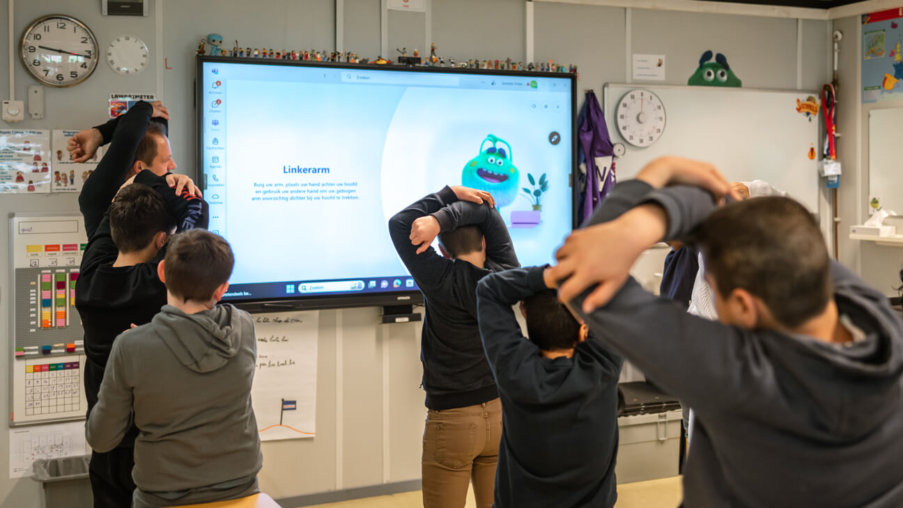 Leerlingen doen stretchoefeningen in de klas, emoties digitaal monitoren