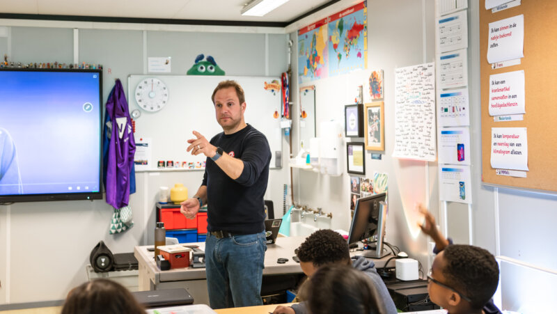 Leraar Olivier bespreekt emoties in de klas, emoties digitaal monitoren