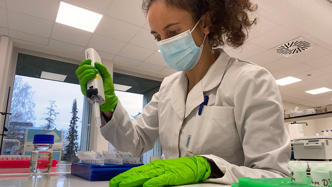 Vrouw doet testen in een labo