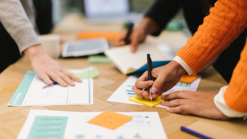 Team gaat aan de slag met cijfers en data van schoolfeedback